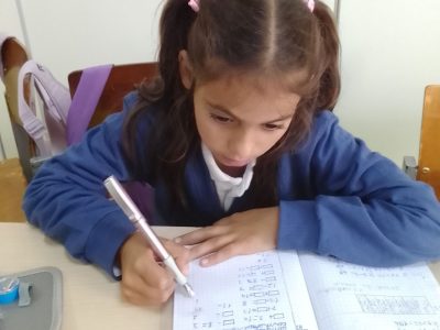 Copil facandu-si teme la Centrul Maria Ward.